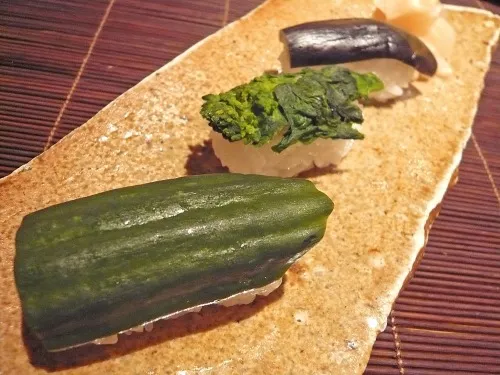 Grüne Paprika, Rapsblüten und eingelegte Aubergine als vegetarisches Sushi