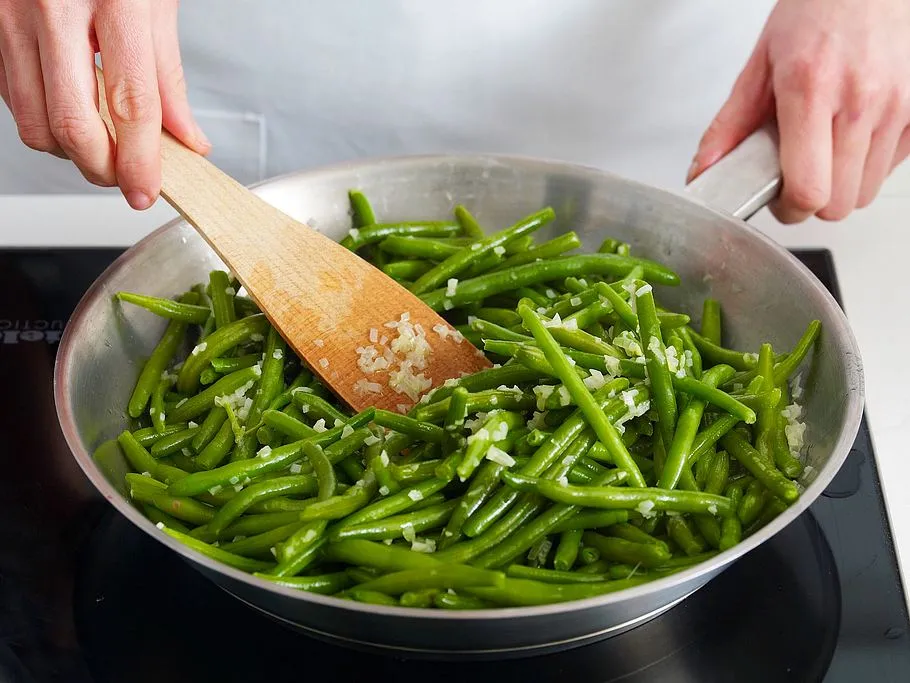 Grünen Bohnen in der Pfanne braten