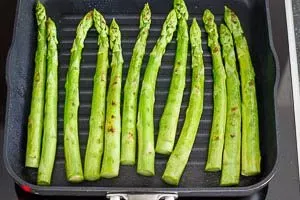 Grünen Spargel in der Pfanne rösten