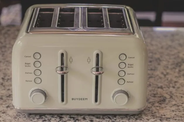 Grüner Buydeem Toaster auf einer Küchenarbeitsplatte