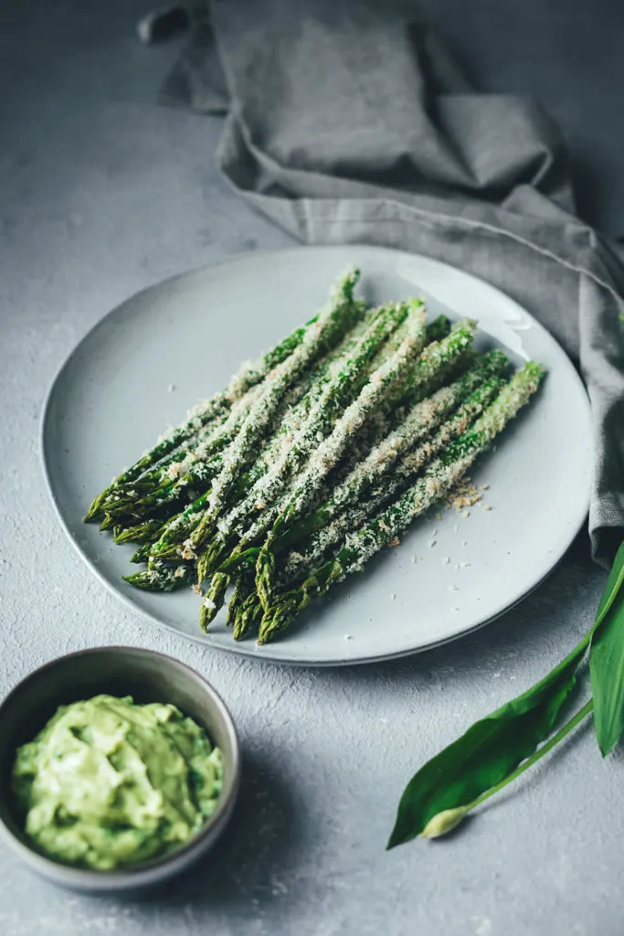 Grüner Knusper-Spargel mit Bärlauch-Aioli