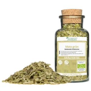 Grüner Mate Tee als loser Tee in einer Tasse, ein koffeinhaltiger Durstlöscher für unterwegs.
