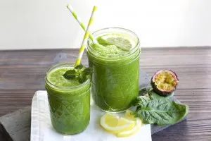 Grüner Smoothie 'Green Supreme' mit frischem Spinat und Apfel, reich an Vitaminen für den Winter