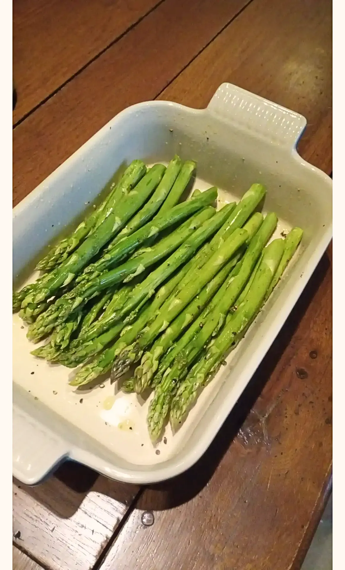 grüner Spargel auf dem Grill mit Rauchentwicklung