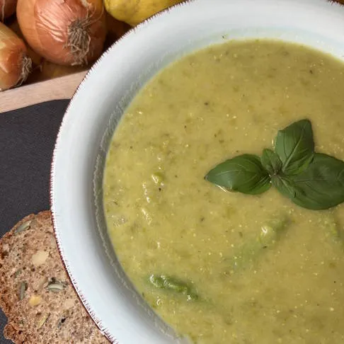 Grüner Spargel hat einen hohen Anteil an Vitamin K, das wichtig für Knorpel und Gelenke ist. Er enthält außerdem Folsäure, das eine wichtige Rolle für Zellwachstum und Zellteilung spielt – ideal für diese Spargelsuppe als Arthrose Ernährung Rezept.