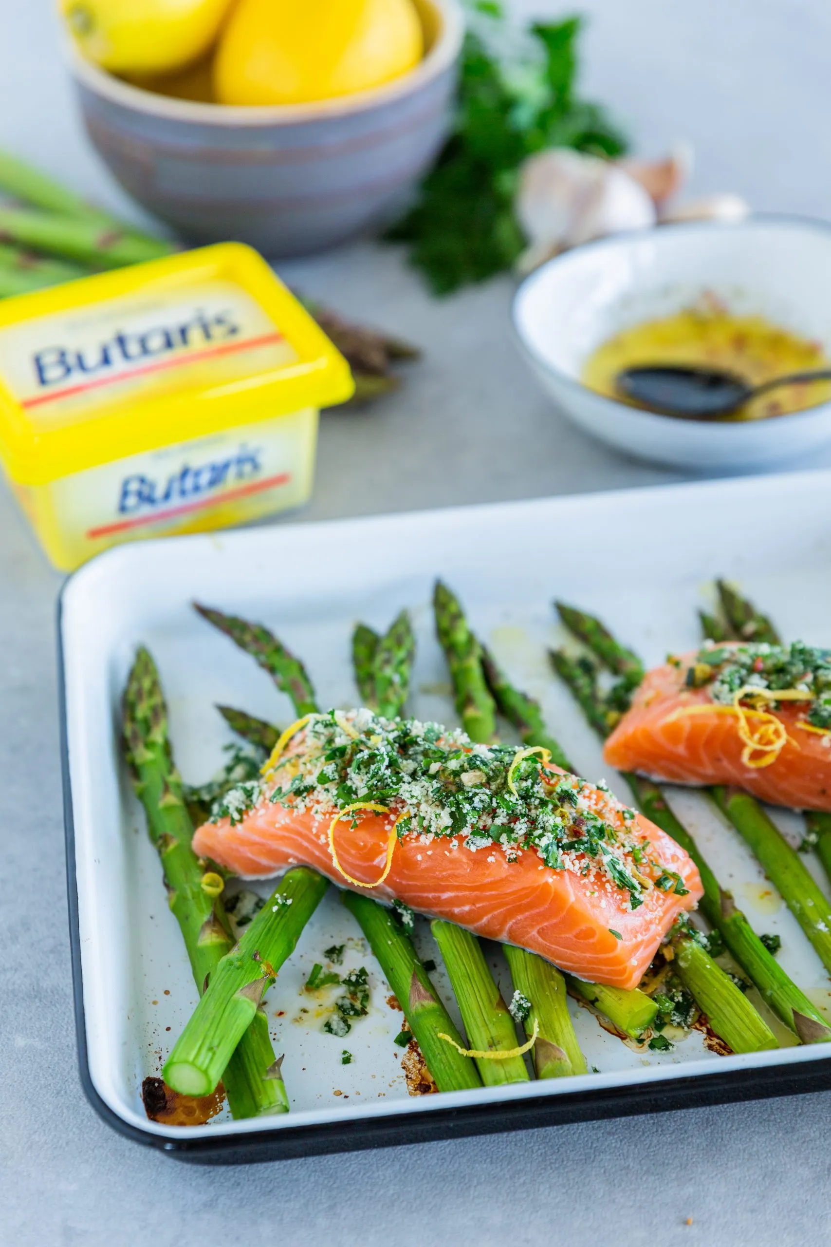 Grüner Spargel im Ofen gebacken, appetitlich angerichtet mit Zitrone