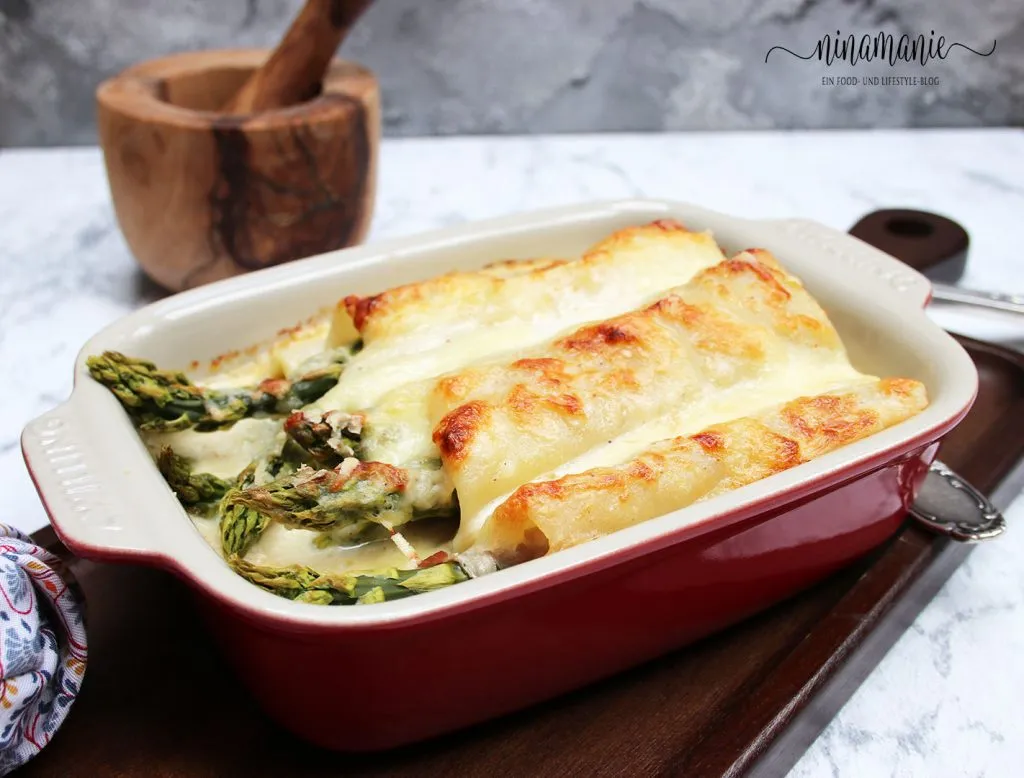 Grüner Spargel und gekochter Schinken auf Lasagneblättern, bereit zum Rollen für die Spargel-Lasagne-Röllchen