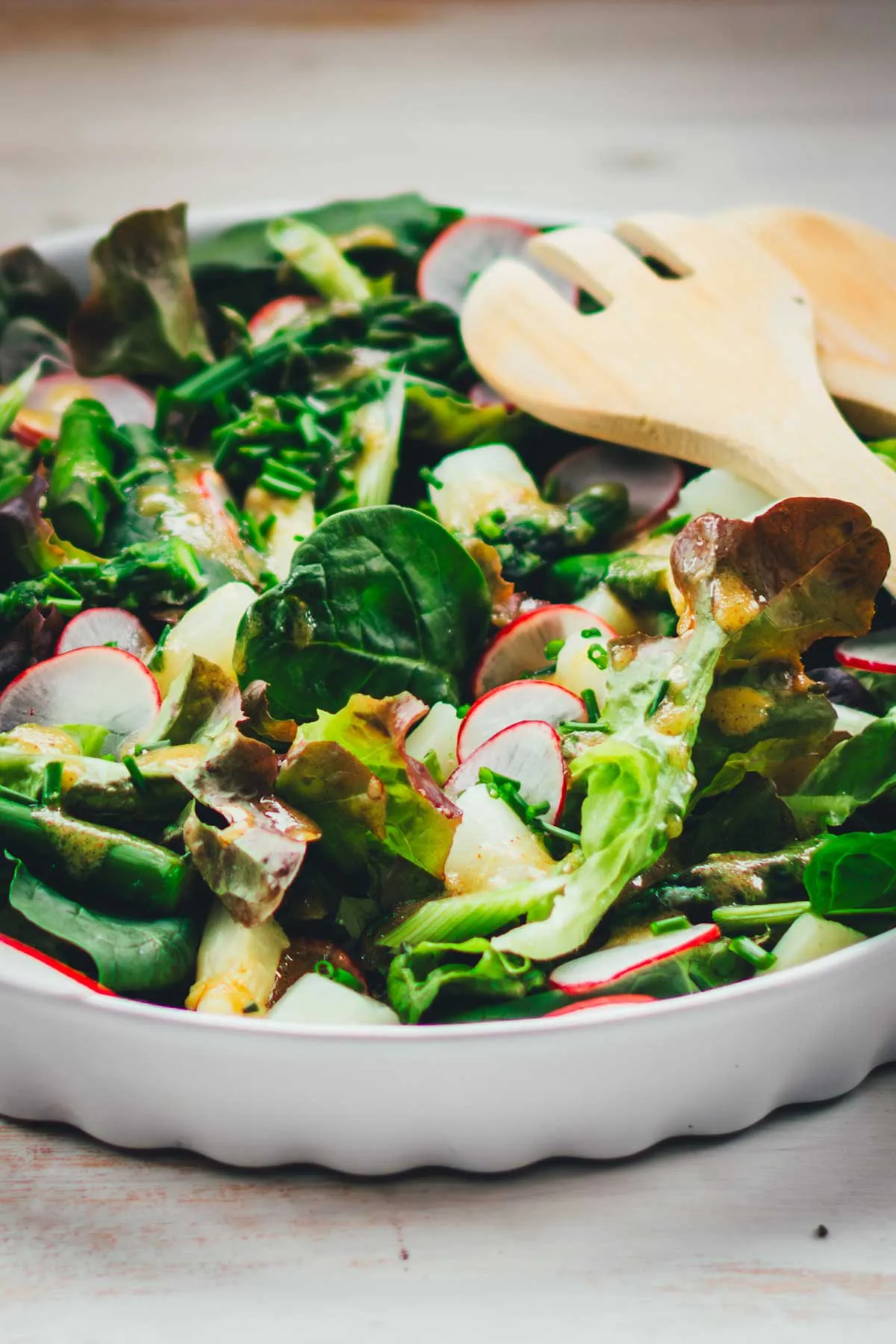 Grüner und weißer Spargel in Stücken, bereit für die Zubereitung eines köstlichen Spargelsalats.