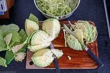 Grüner Wirsingkohl wird für die Zubereitung in Streifen geschnitten, eine essentielle Vorbereitung für Wirsing Rezepte