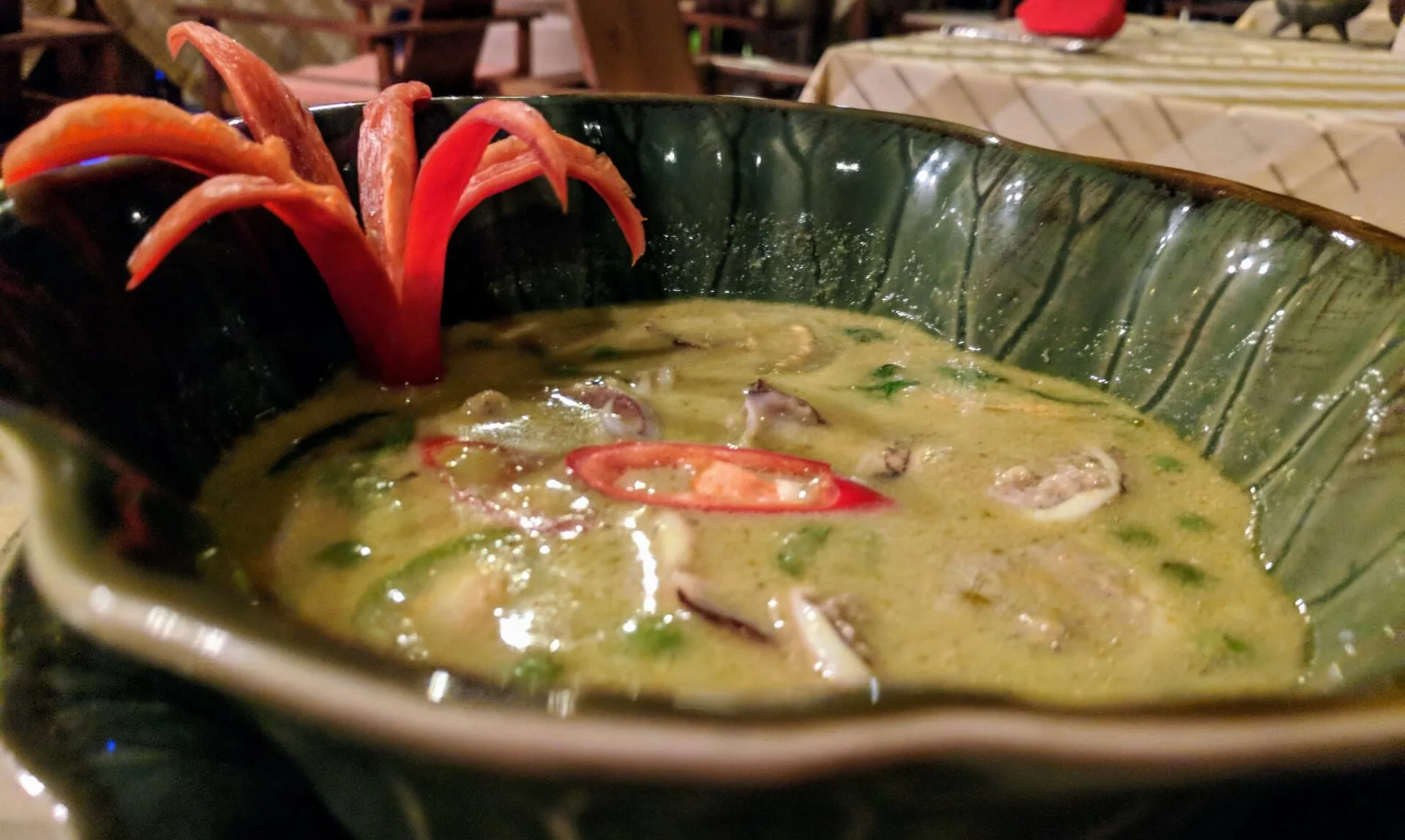 Grünes Curry mit gefülltem Tintenfisch im Fairhouse Villa Hotel