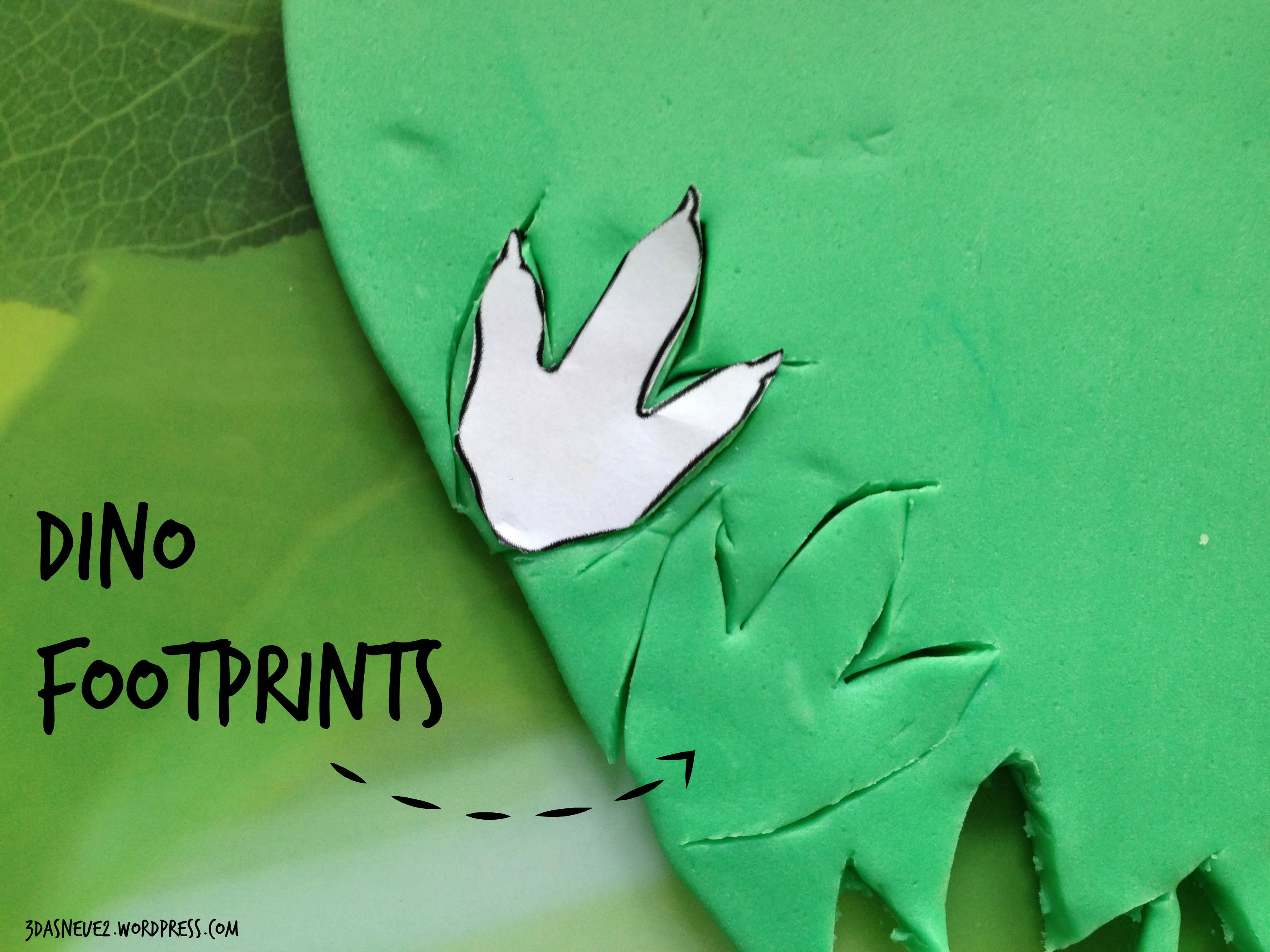 Grünes Rollfondant und ausgeschnittene Dinosaurier-Motive für die geburtstagstorte Kinder