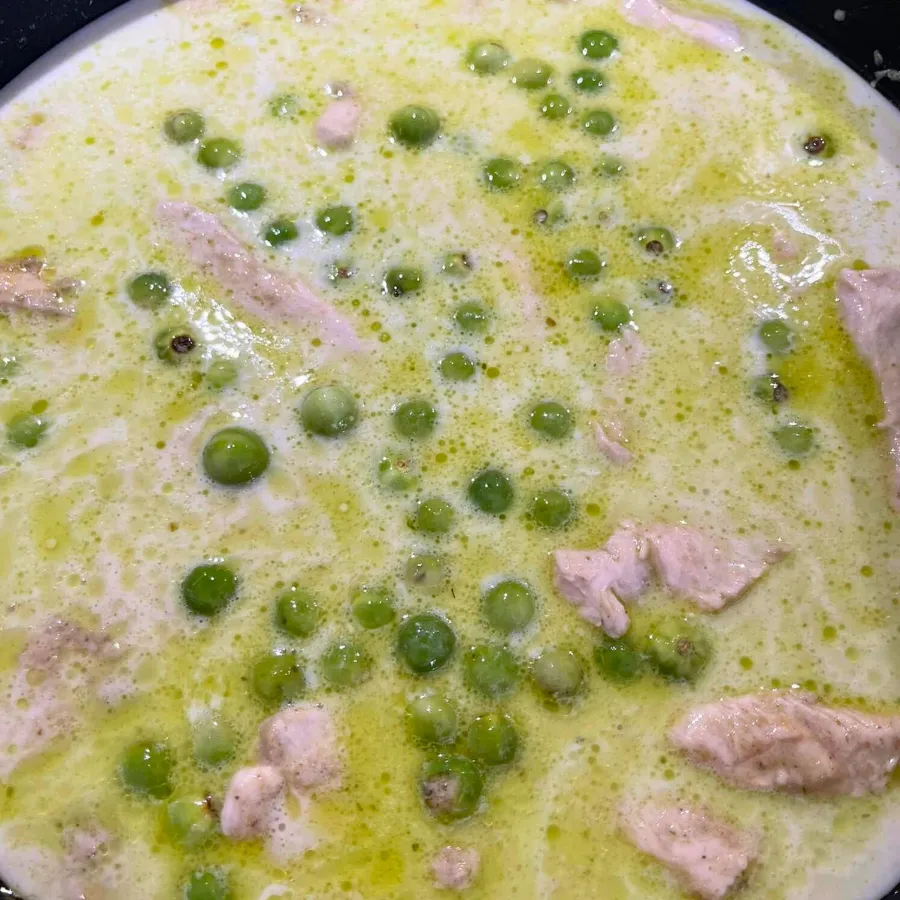 Grünes Thai Curry beim Köcheln im Topf