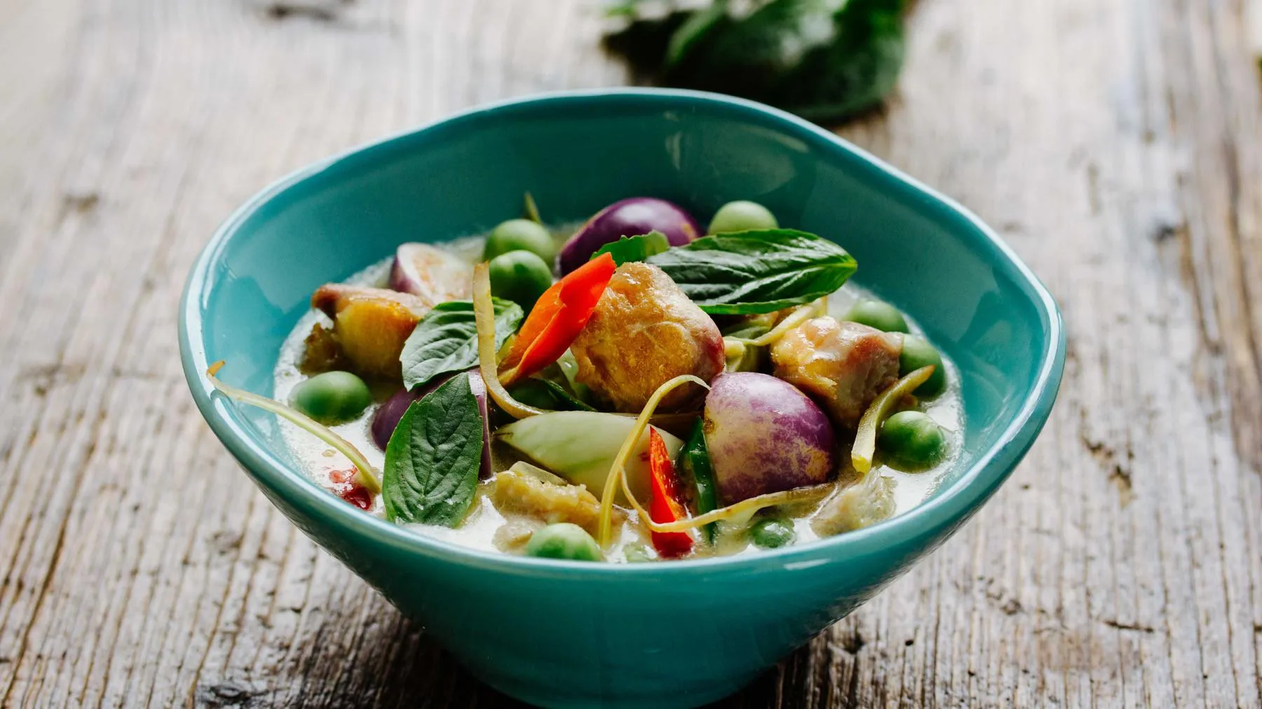 Grünes Thai-Curry mit Hähnchen und Thai-Basilikum