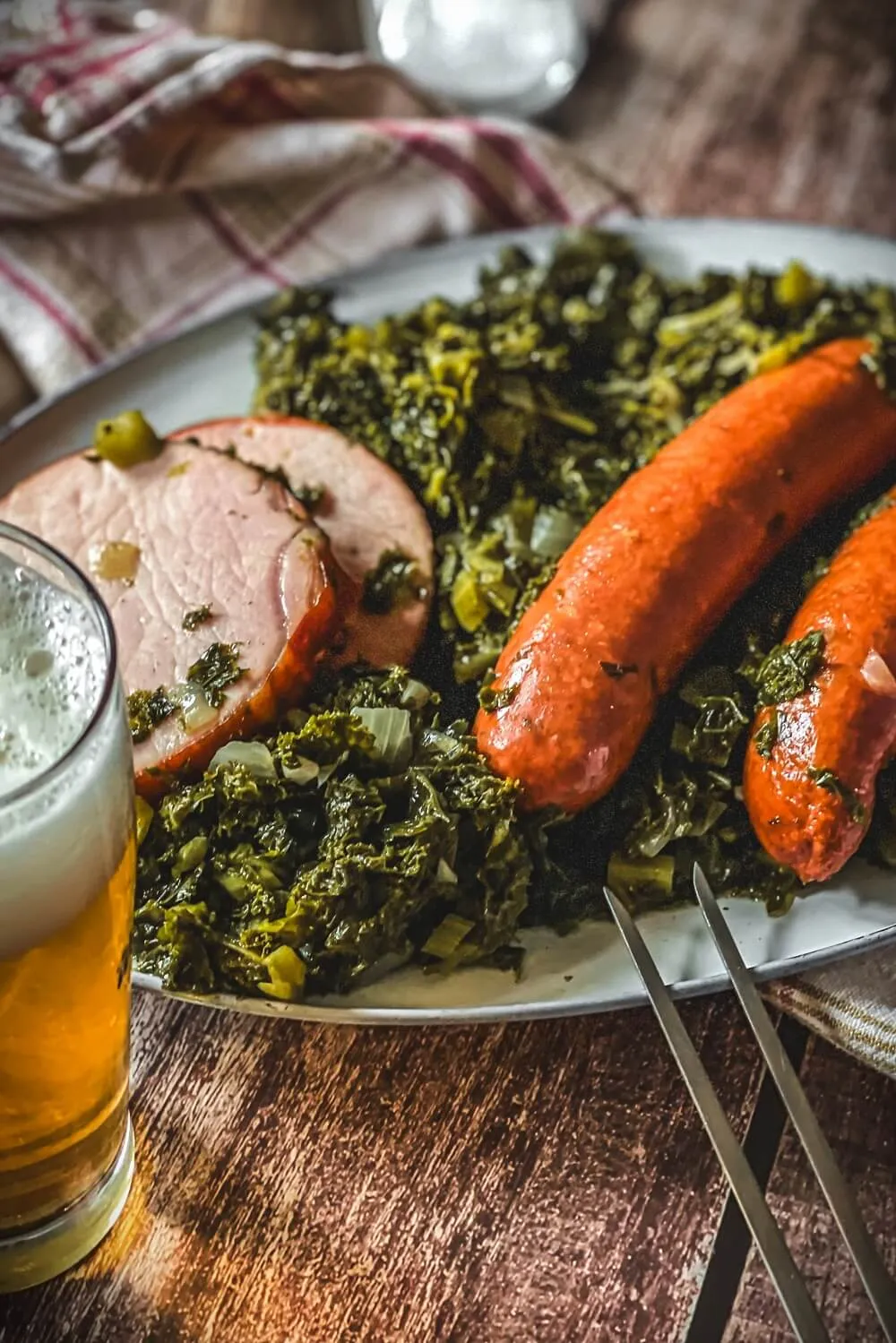 Grünkohl serviert mit Mettwurst und Kartoffeln