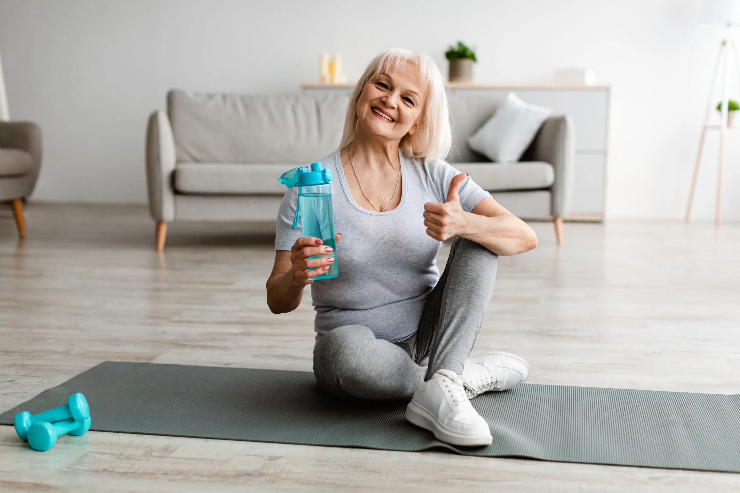 Gruppe älterer Menschen macht Gymnastik im Freien