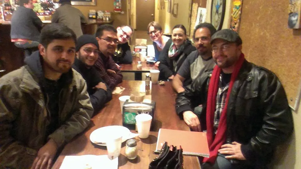 Gruppe Freunde wartet gespannt auf ihre Pizza-Bestellung bei Pizzeria Luigi