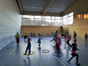 Gruppe junger Sportler während einer Übungsstunde im Turnen