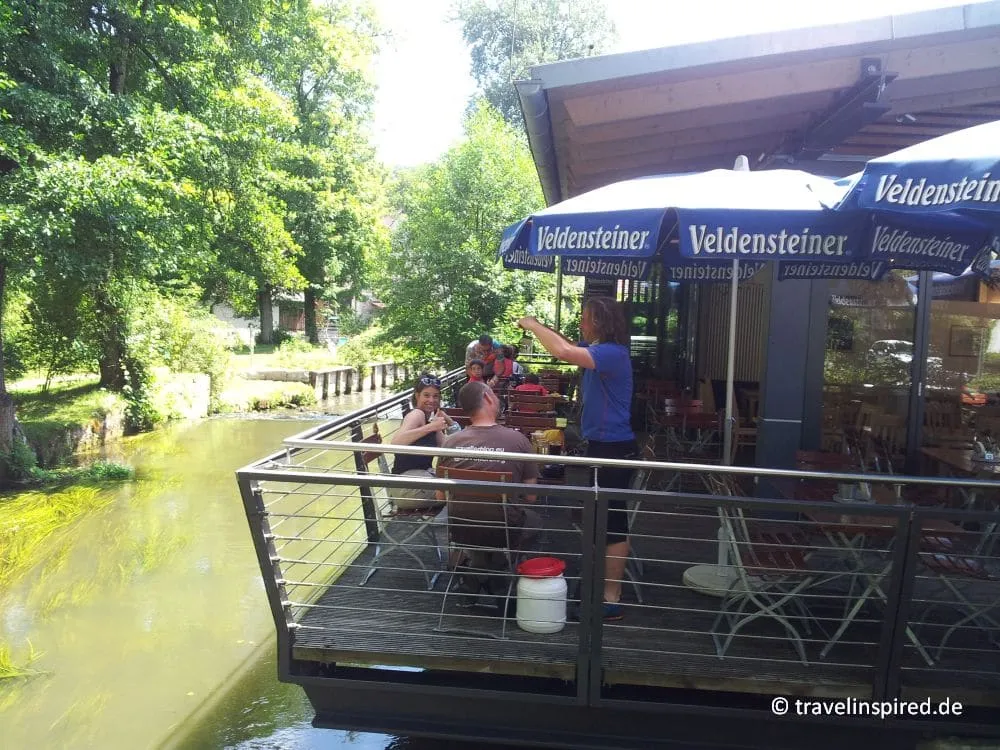Gruppe macht eine Pause im Café Inselblick in Vorra während einer Kajaktour