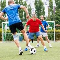 Gruppe von Frauen über 40, die gemeinsam lachen und Sport treiben, als Beispiel für aktive Senioren in Deutschland