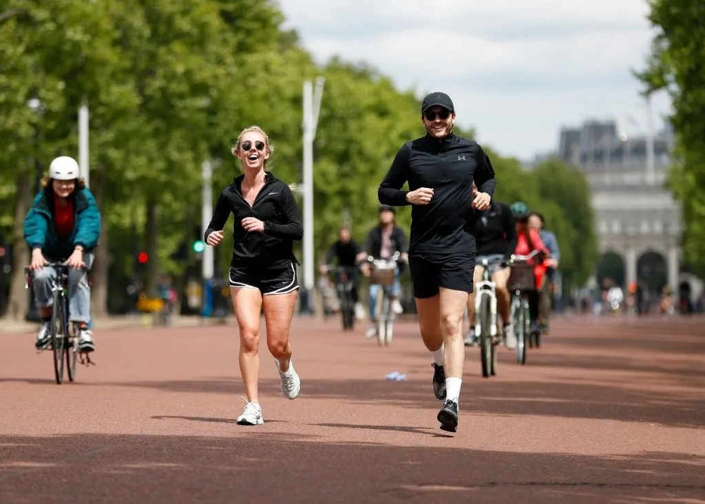 Gruppe von Läufern, die gemeinsam durch die Natur joggen und dabei Freude und Fitness erleben