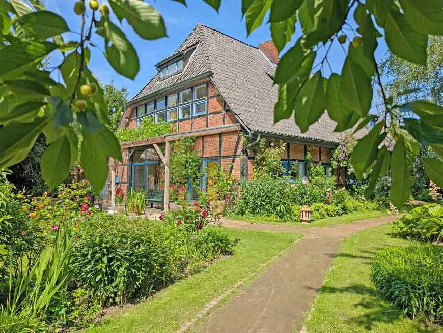 Gruppe von Radfahrern auf einer Tour durch die Naturlandschaft