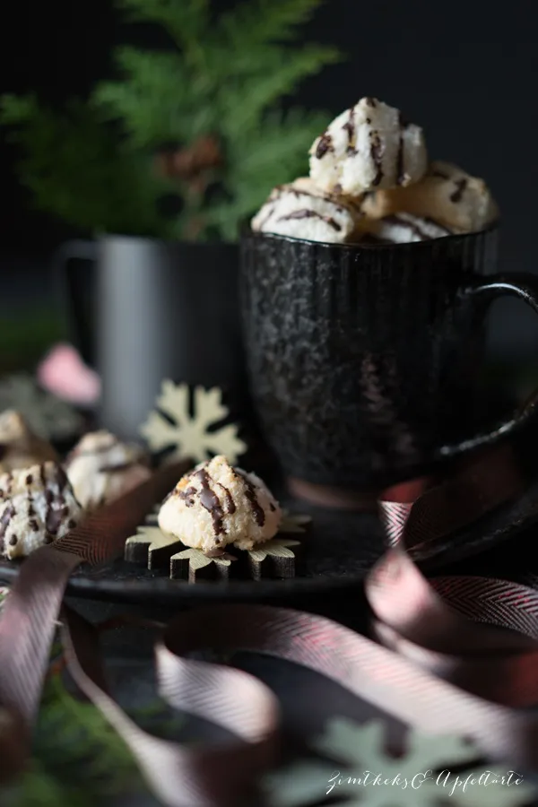 Gruppe von saftigen Kokosmakronen, perfekt gebacken, auf einer weißen Oberfläche