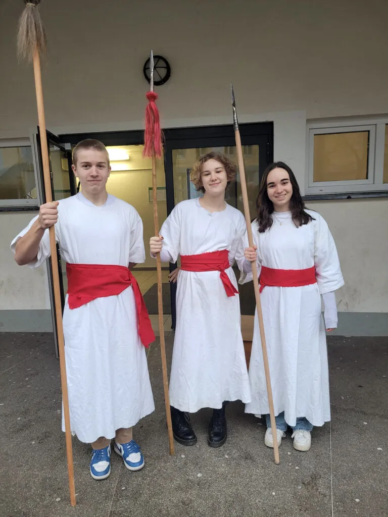 Gruppe von Schülerinnen und Schülern in historischen Kostümen vor einem Gebäude