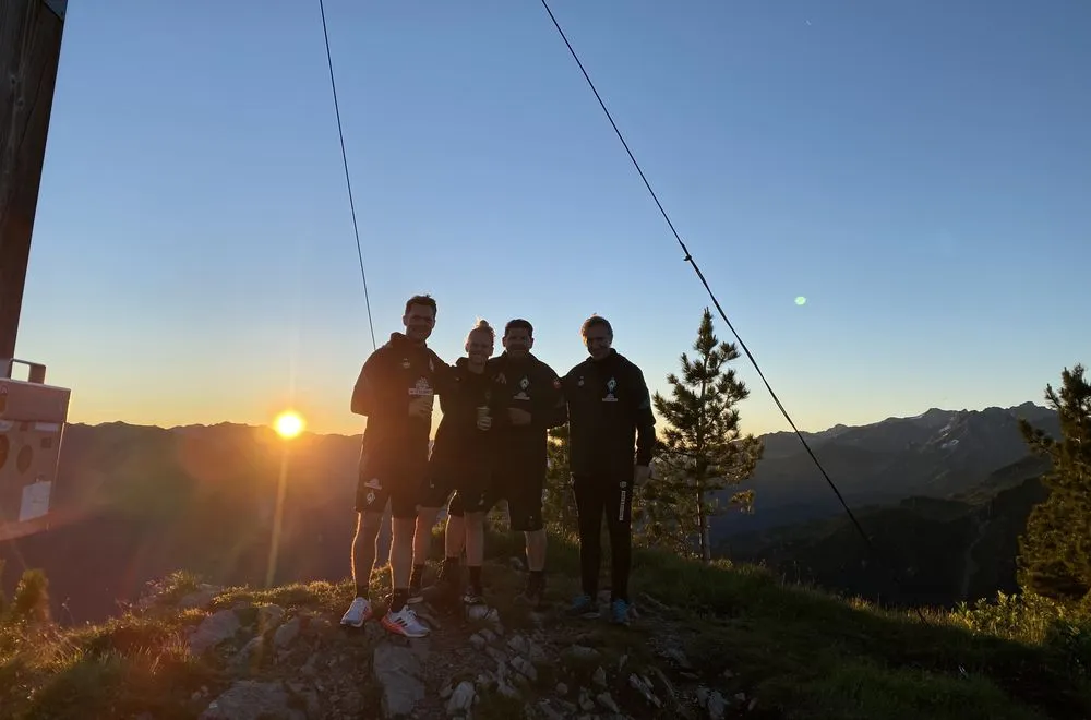 Gruppe von Wanderern am Bergrücken