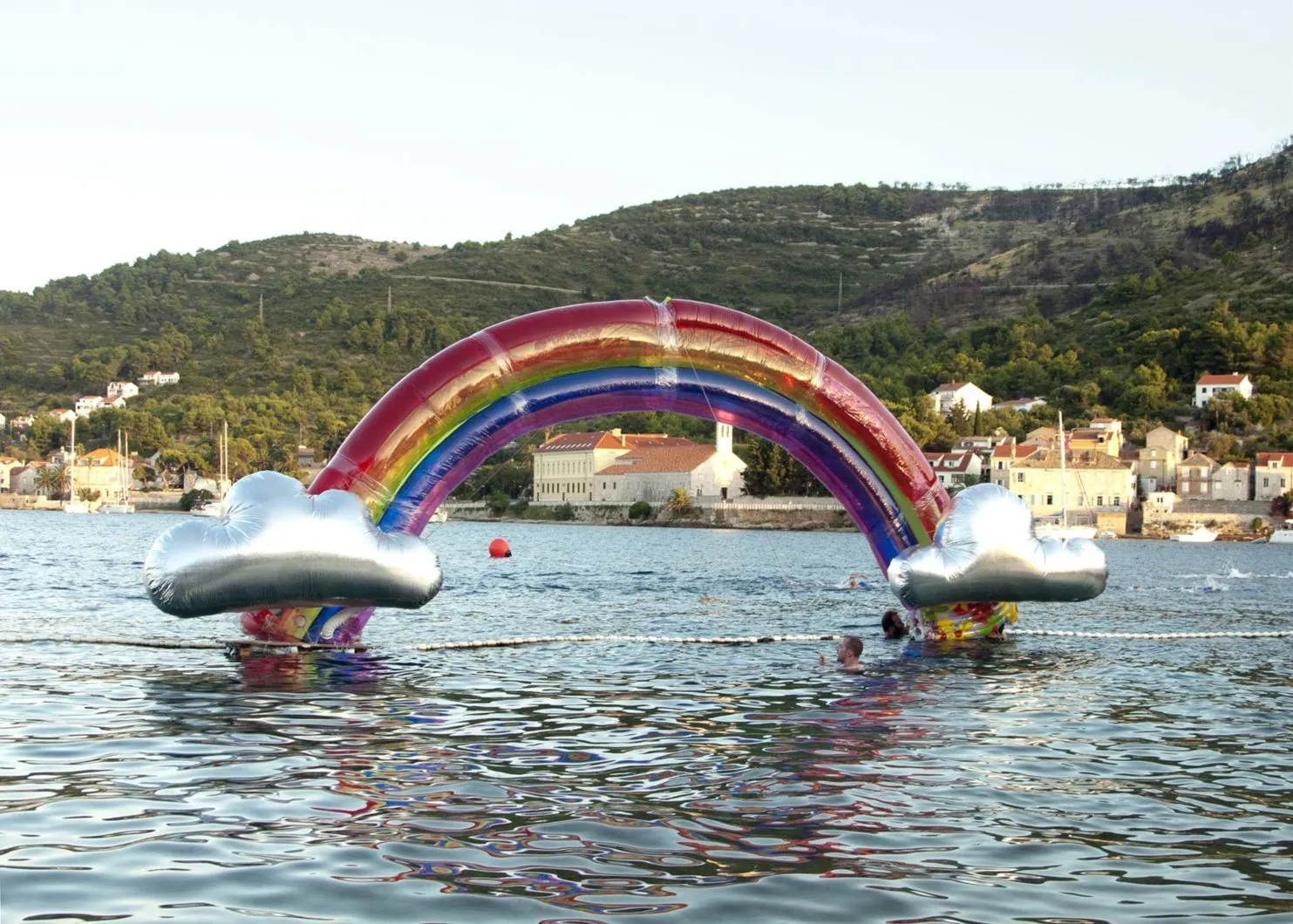 Gruppenaktivität bei einer inklusiven Sportveranstaltung, die Vielfalt und Gemeinschaft feiert