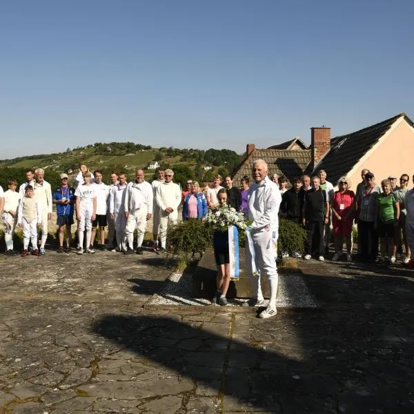 Gruppenbild der Organisatoren und Ehrengäste bei der Eröffnung der 59. Jahnmehrkämpfe in Freyburg