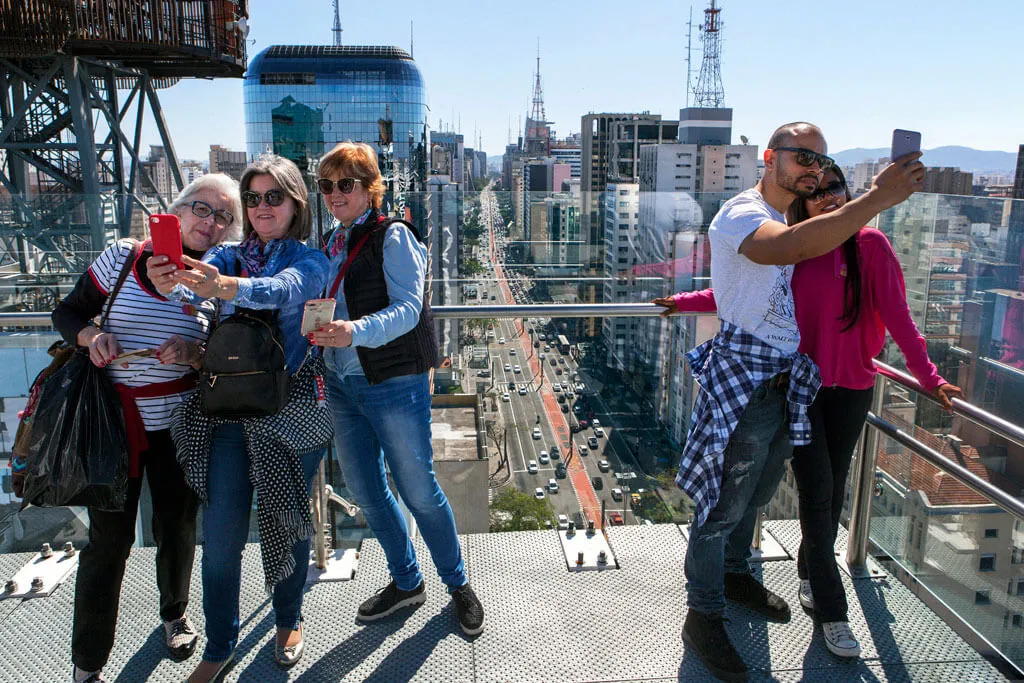 Gruppenbild mit Damen – Aussichtsplattform über der Avenida Paulista