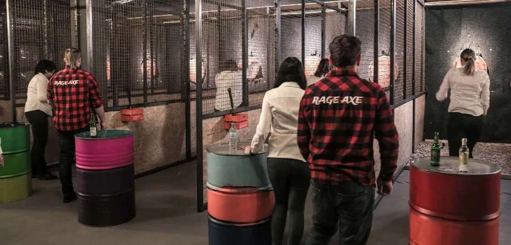 Gruppenevent beim Indoor Axtwerfen in Hessen