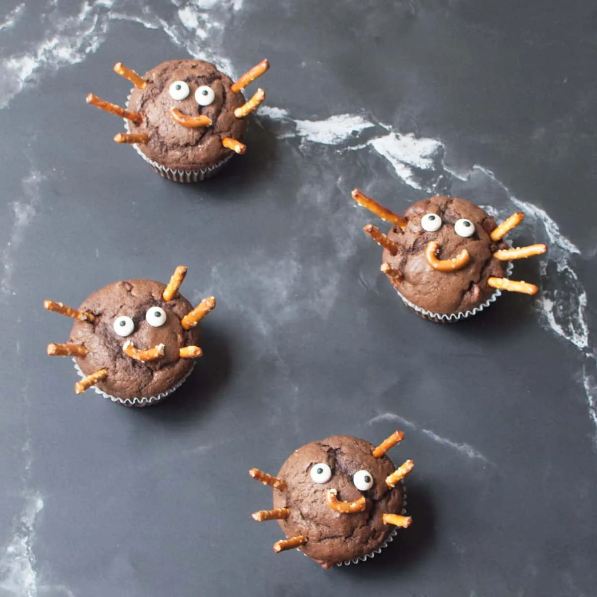 Gruselige Halloween Muffins mit Spinnen-Dekoration