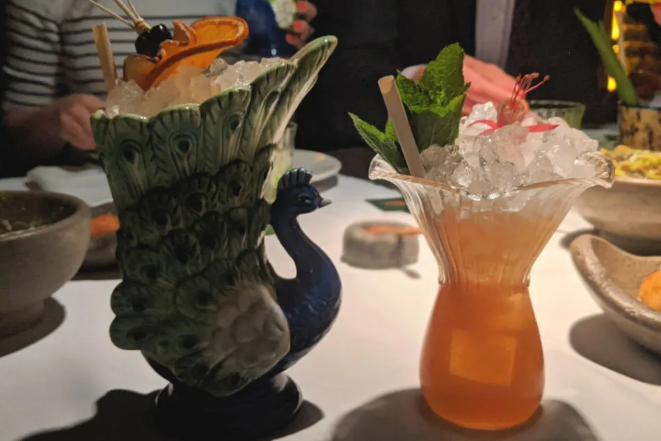 Guacamole und Maniok-Käsebrot in Schalen auf einem Tisch im Amazonico London