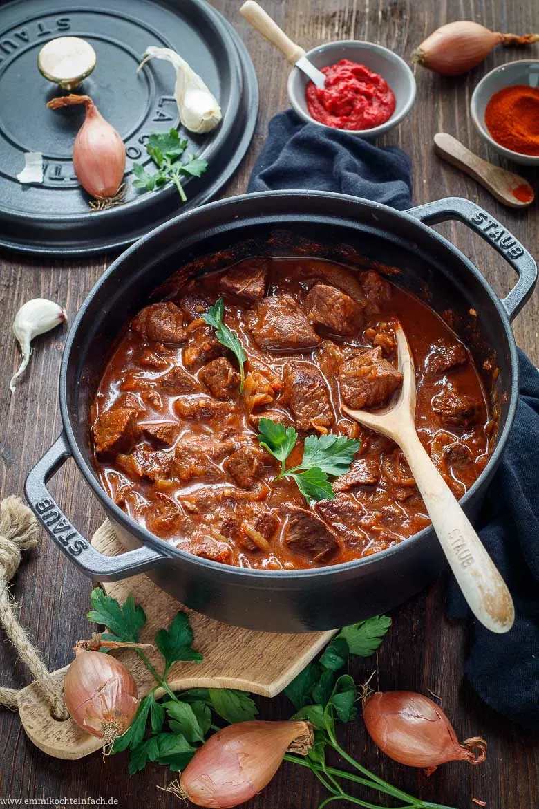 Gulasch im Schmortopf während des langsamen Garvorgangs für zartes Fleisch und volles Aroma