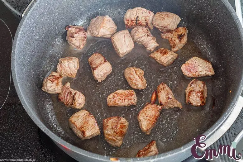 Gulaschfleisch wird in einem Topf scharf portionsweise angebraten, um Röstaromen zu entwickeln