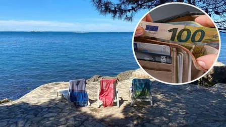 Günstiger Urlaub an der Adriaküste: Strand in Kroatien mit einem Geldbörse, die 100 Euro enthält, als Symbol für budgetfreundliche Reiseziele.