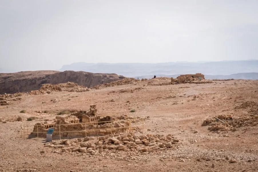 Gut erhaltene Überreste der Gebäude auf der Festung Masada, ein Zeugnis der Geschichte.