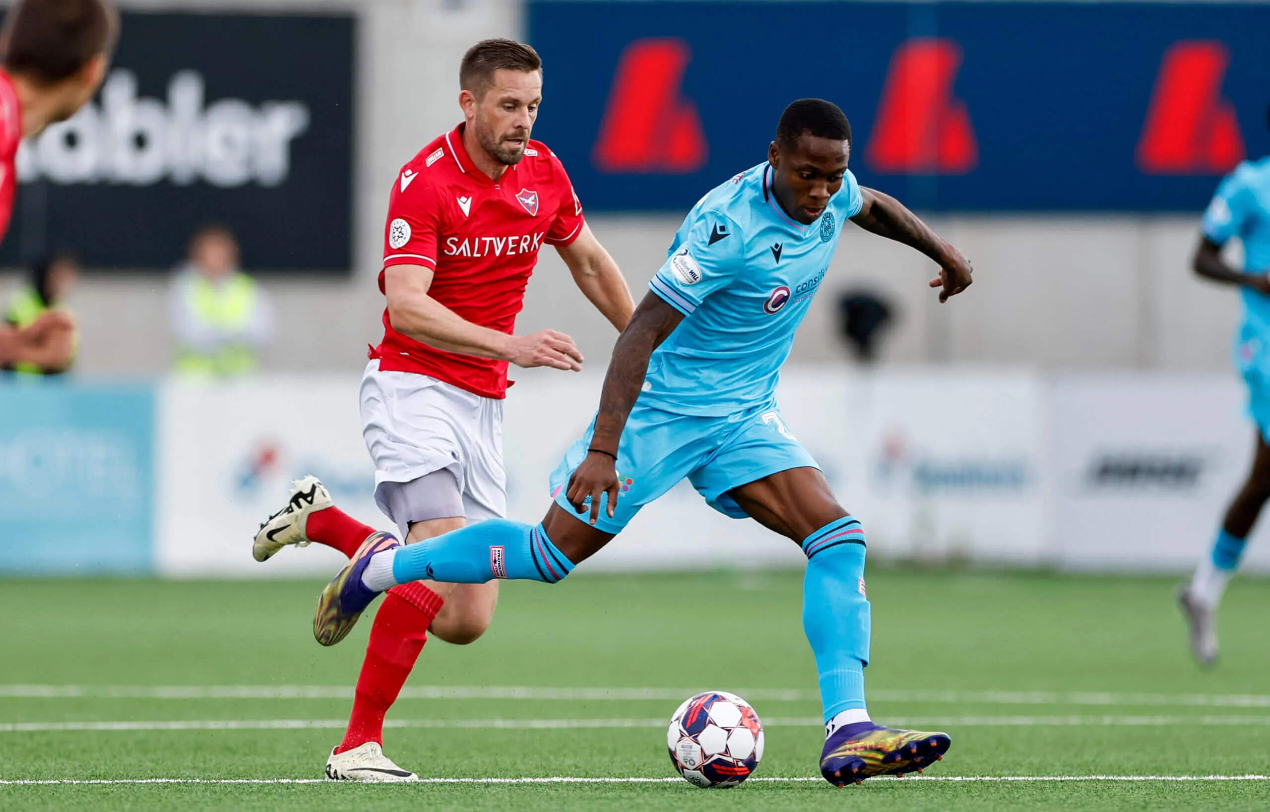 Gylfi Sigurðsson im Trikot von Valur Reykjavík verfolgt den Ball gegen Dennis Adeniran von St Mirren in einem UEFA Conference League Qualifikationsspiel.