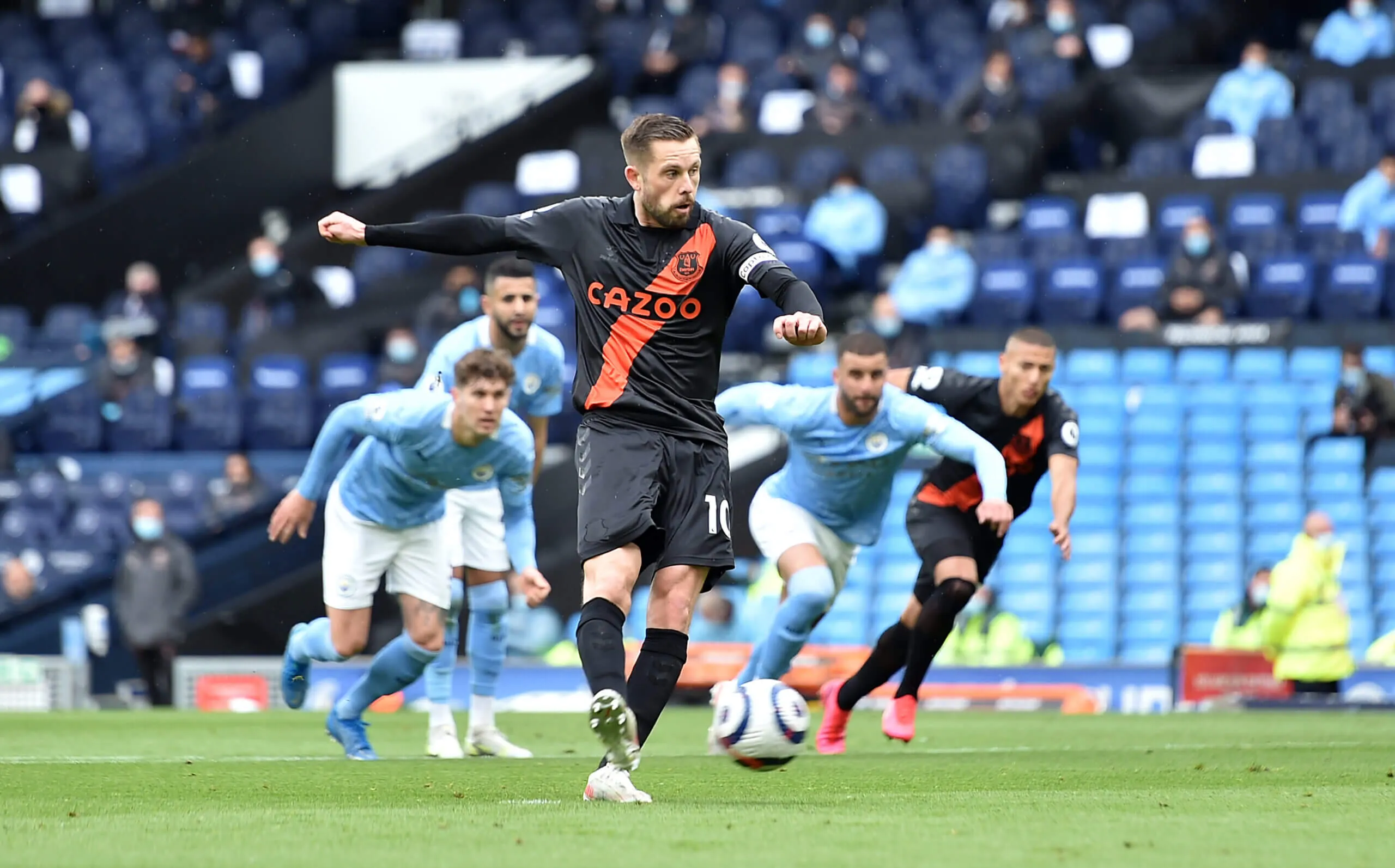 Gylfi Sigurðsson verschießt einen Elfmeter gegen Ederson von Manchester City im Etihad Stadium, sein letzter Auftritt für Everton.