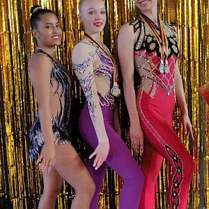 Gymnastin mit fließendem Band bei der Rhythmischen Sportgymnastik Deutschland Cup 2022