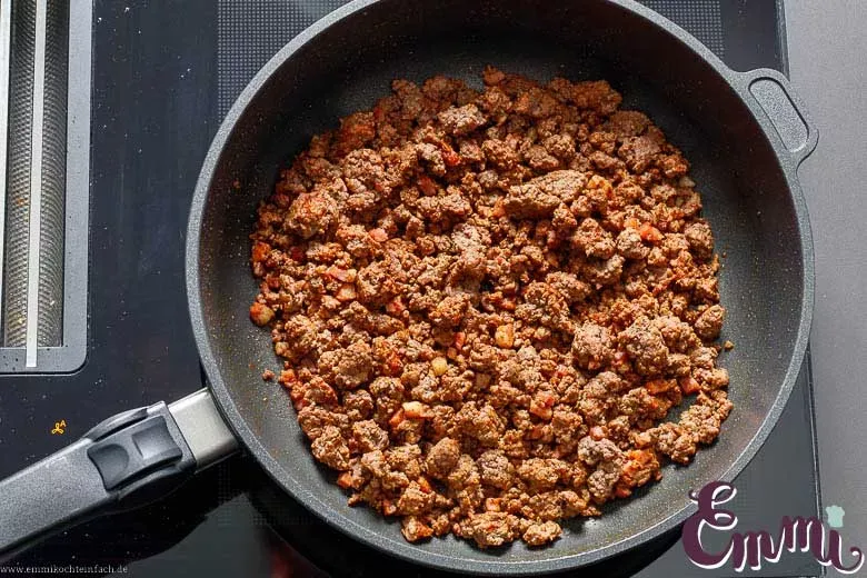 Hackfleisch anbraten für den Kartoffel Hack Auflauf - www.emmikochteinfach.de