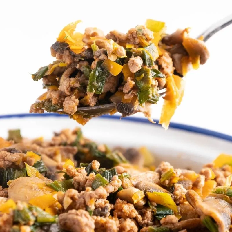 Hackfleisch-Lauch-Pfanne mit Pilzen, eine einfache und sättigende Mahlzeit mit wenigen Kalorien
