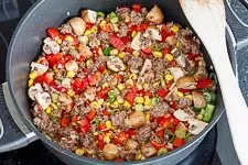 Hackfleisch und Gemüse werden in der Pfanne angebraten