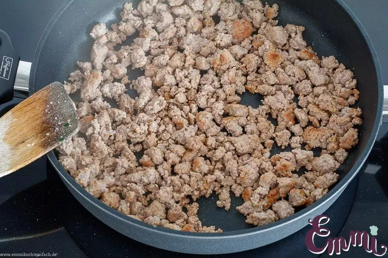 Hackfleisch wird in einer großen Pfanne für den Bauerntopf krümelig angebraten