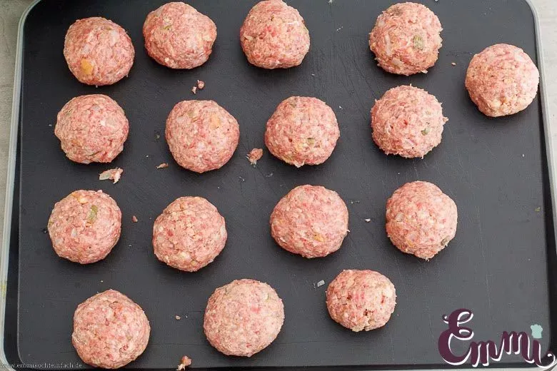 Hackfleischbällchen vorbereiten fürs Klopsvergnügen - www.emmikochteinfach.de