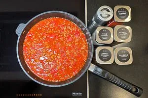 Hackfleischsoße für den Kritharaki-Auflauf würzen