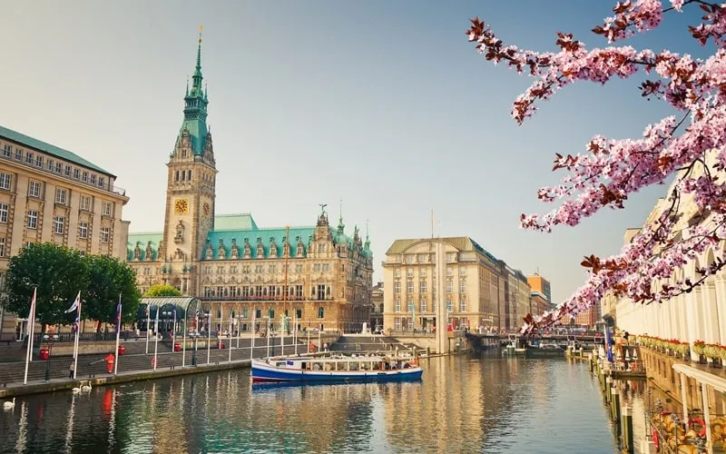 Hafen von Hamburg mit Speicherstadt bei Sonnenuntergang