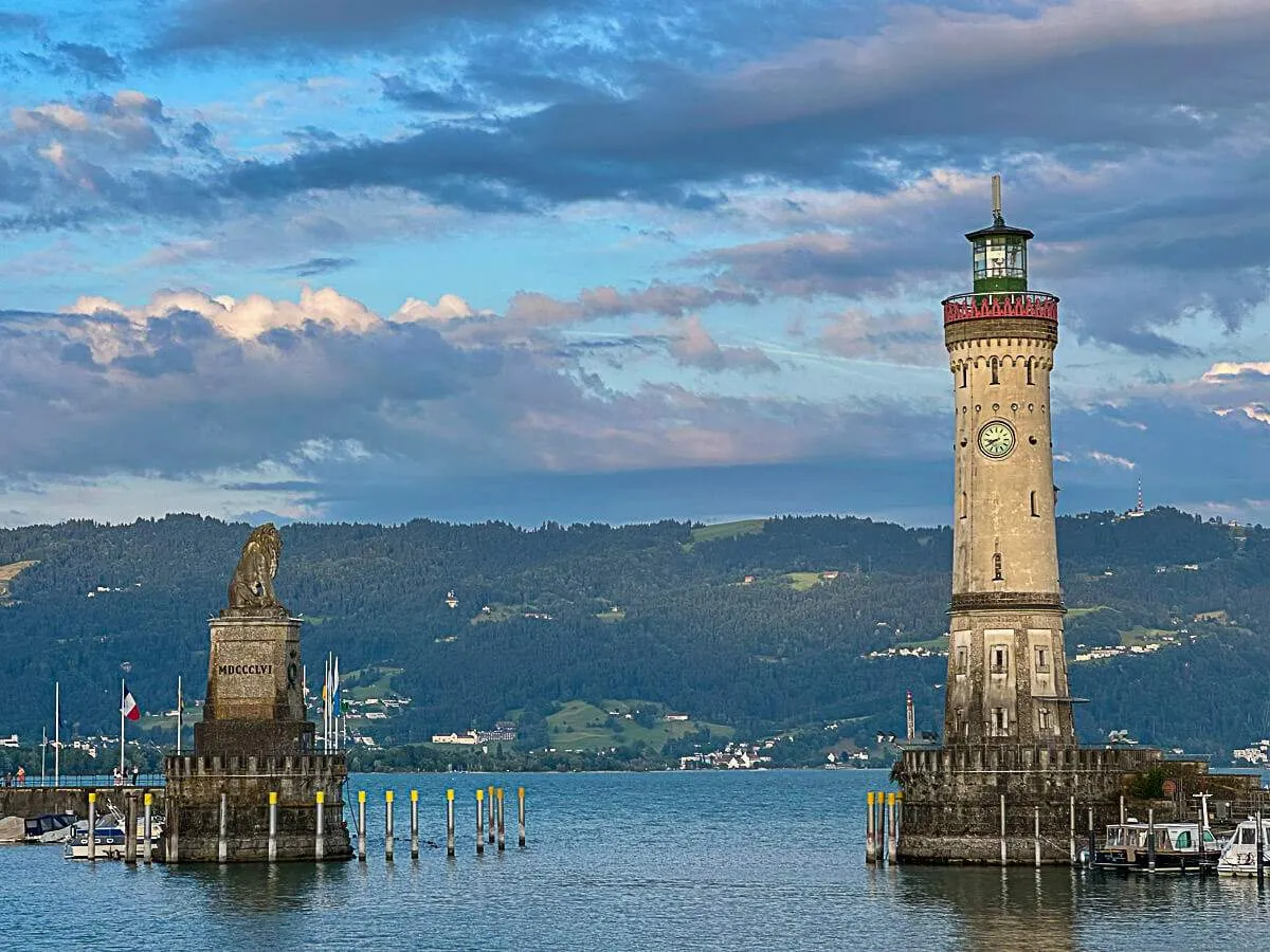 Hafen von Lindau: Der bayerische Löwe und der Leuchtturm bewachen die Einfahrt mit Alpenkulisse