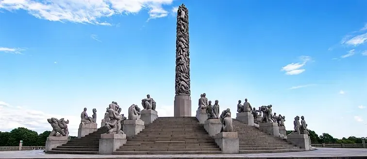 Hafen von Oslo mit modernen Gebäuden und Schiffen, umgeben von Fjorden
